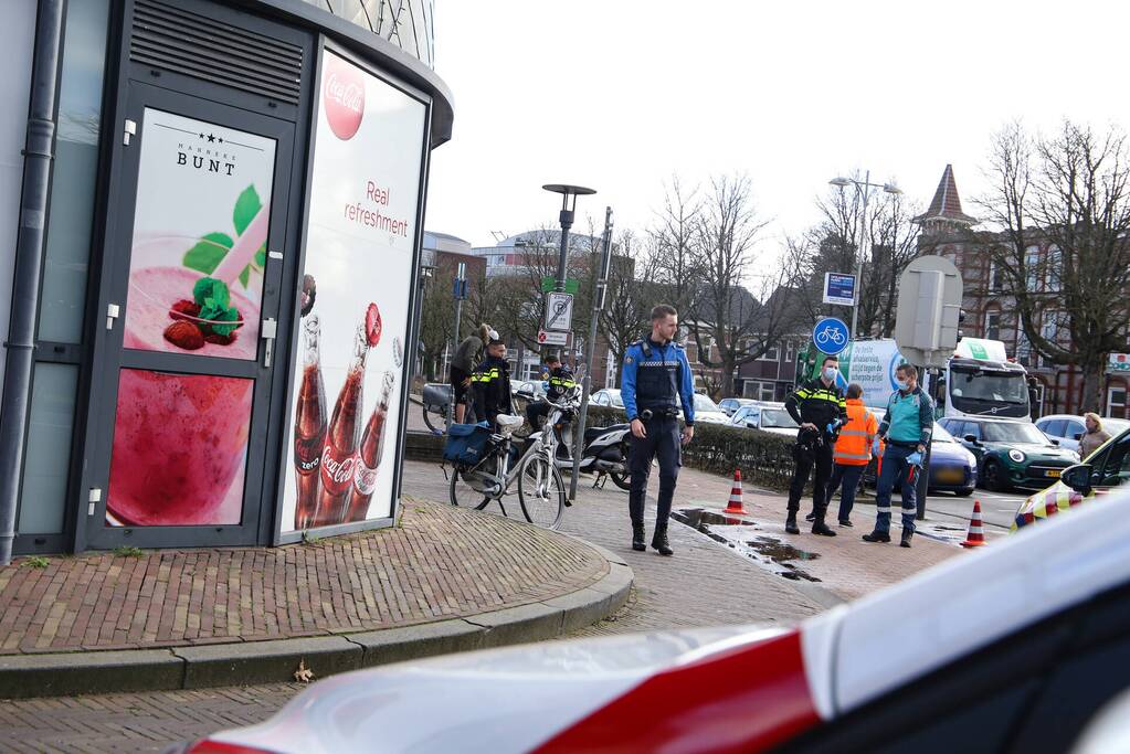 Fietser en scooter botsen tegen elkaar