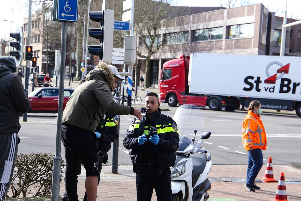 Fietser en scooter botsen tegen elkaar