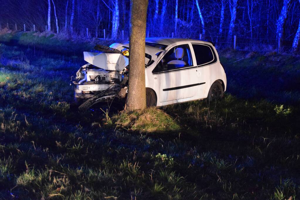 Automobilist belandt tegen boom