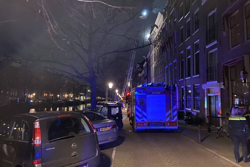 Brandweer redt honden bij forse brand in grachtenpand