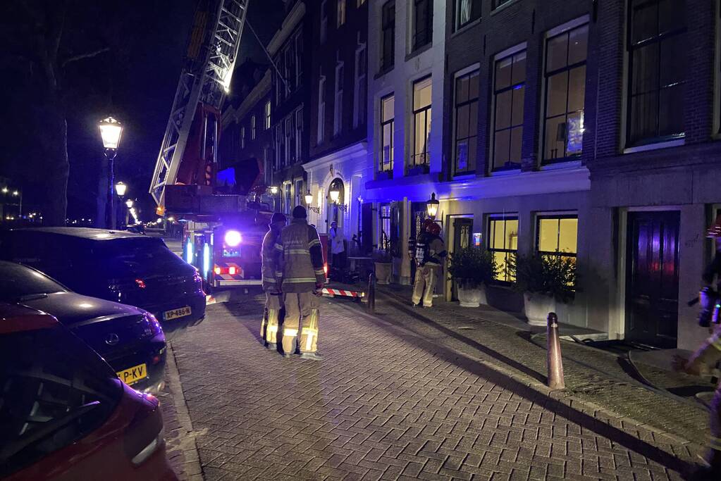 Brandweer redt honden bij forse brand in grachtenpand