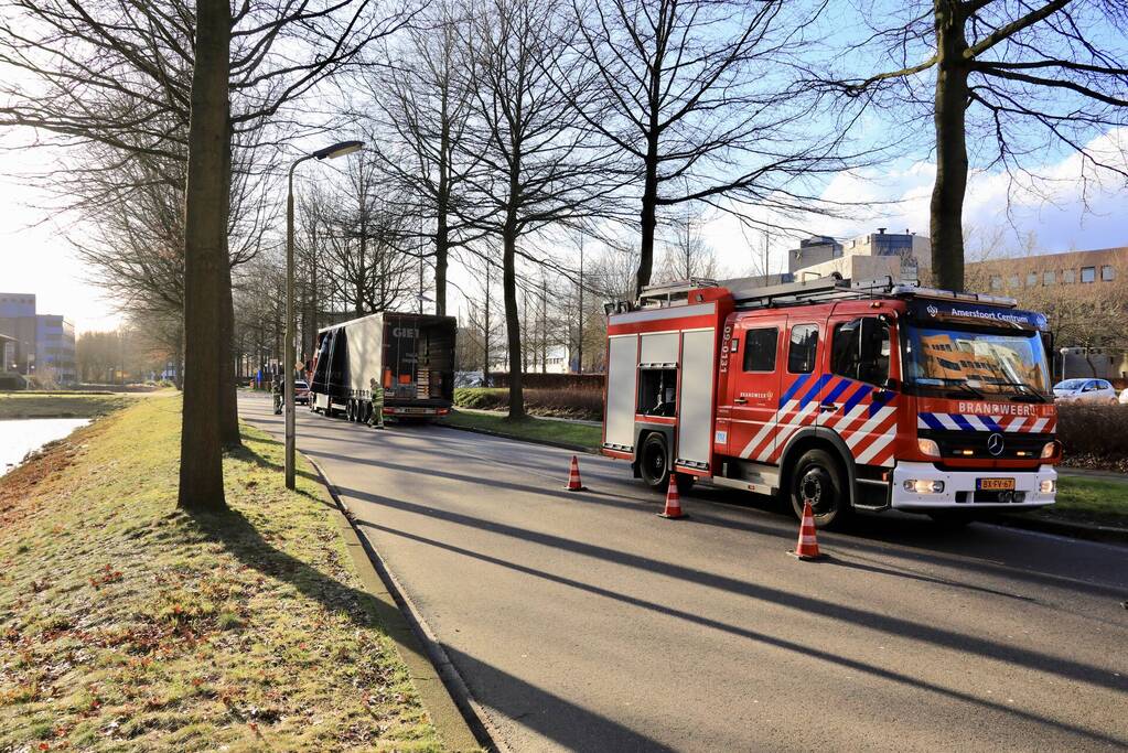 Vrachtwagen lekt vloeistof na ongeval