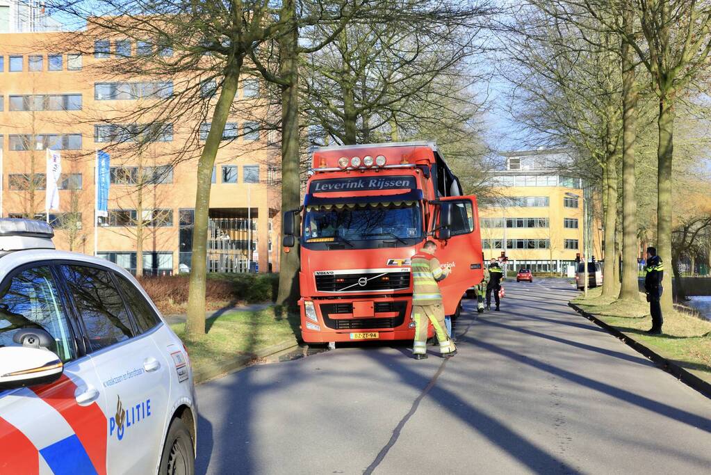 Vrachtwagen lekt vloeistof na ongeval