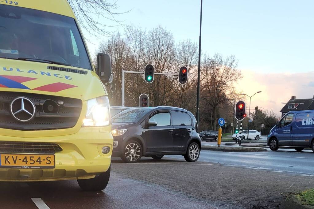 Scooterrijder gewond bij aanrijding met auto