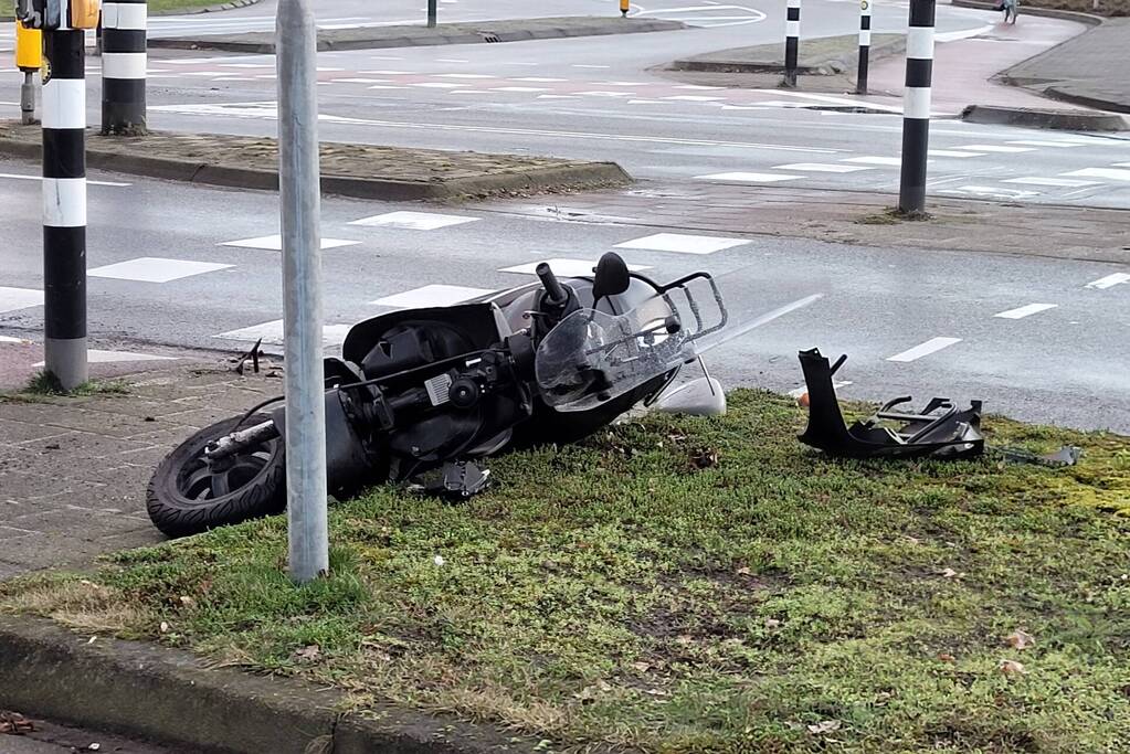 Scooterrijder gewond bij aanrijding met auto