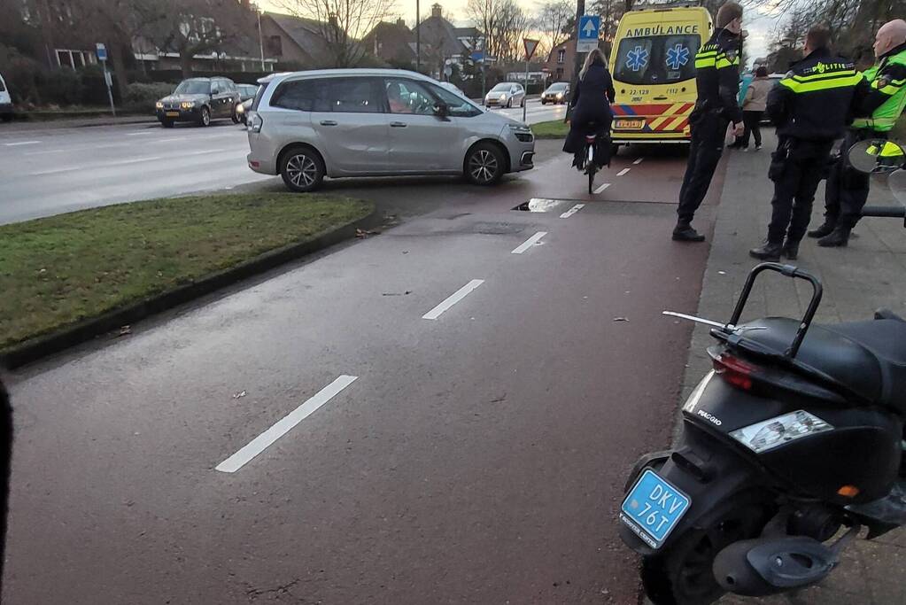 Scooterrijder gewond bij aanrijding met auto