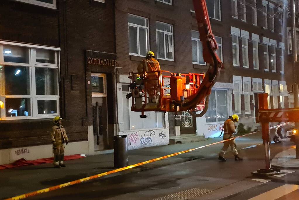 Brandweer haalt loshangend zonnescherm weg