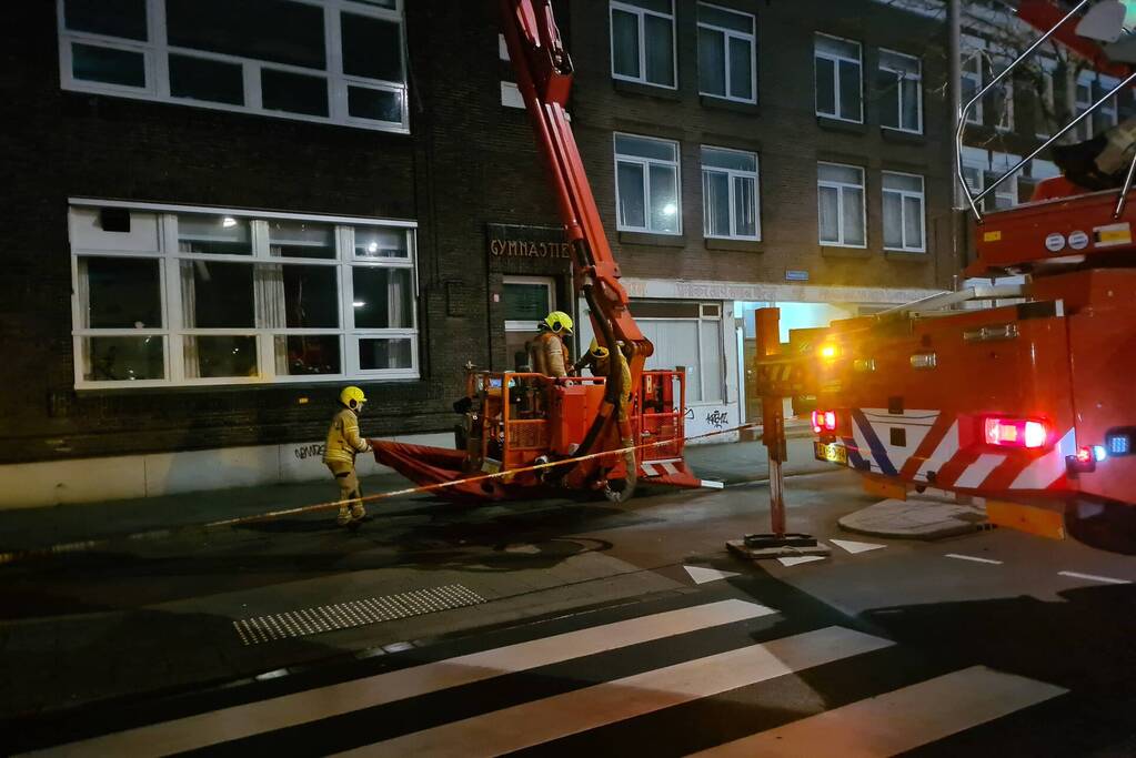 Brandweer haalt loshangend zonnescherm weg