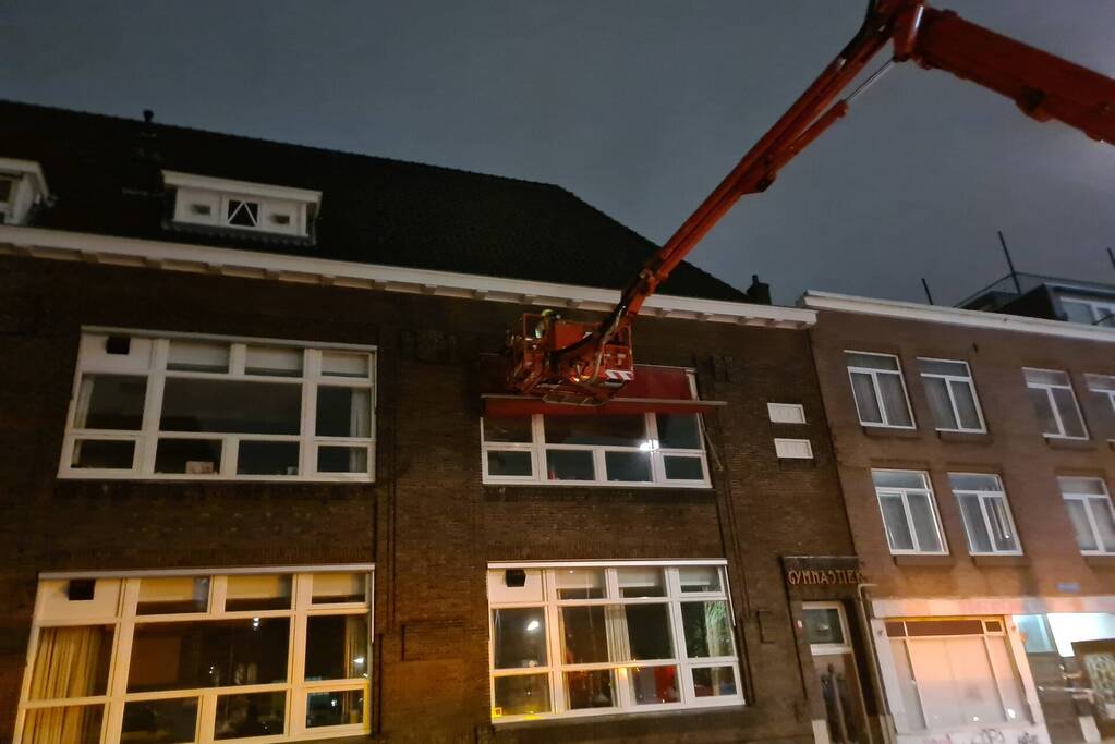 Brandweer haalt loshangend zonnescherm weg