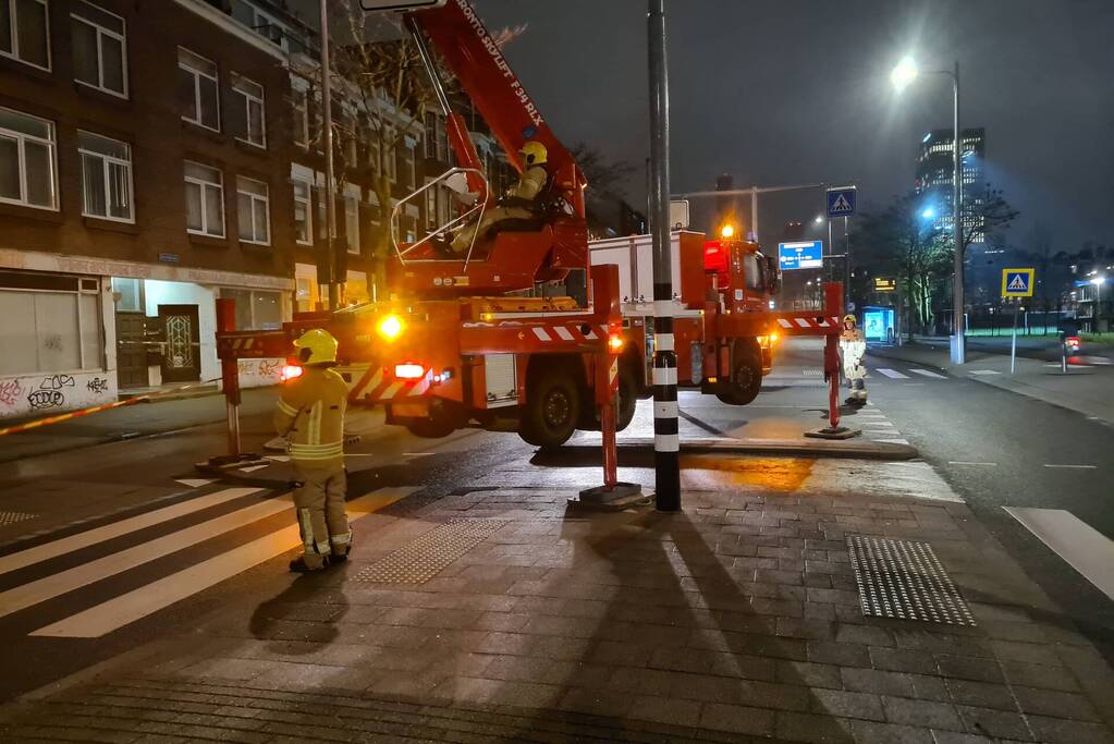 Brandweer haalt loshangend zonnescherm weg