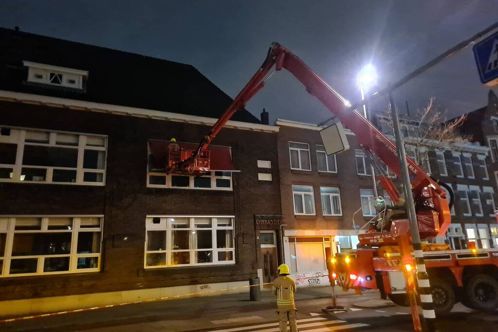 Brandweer haalt loshangend zonnescherm weg