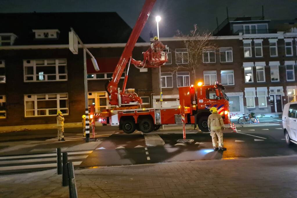 Brandweer haalt loshangend zonnescherm weg