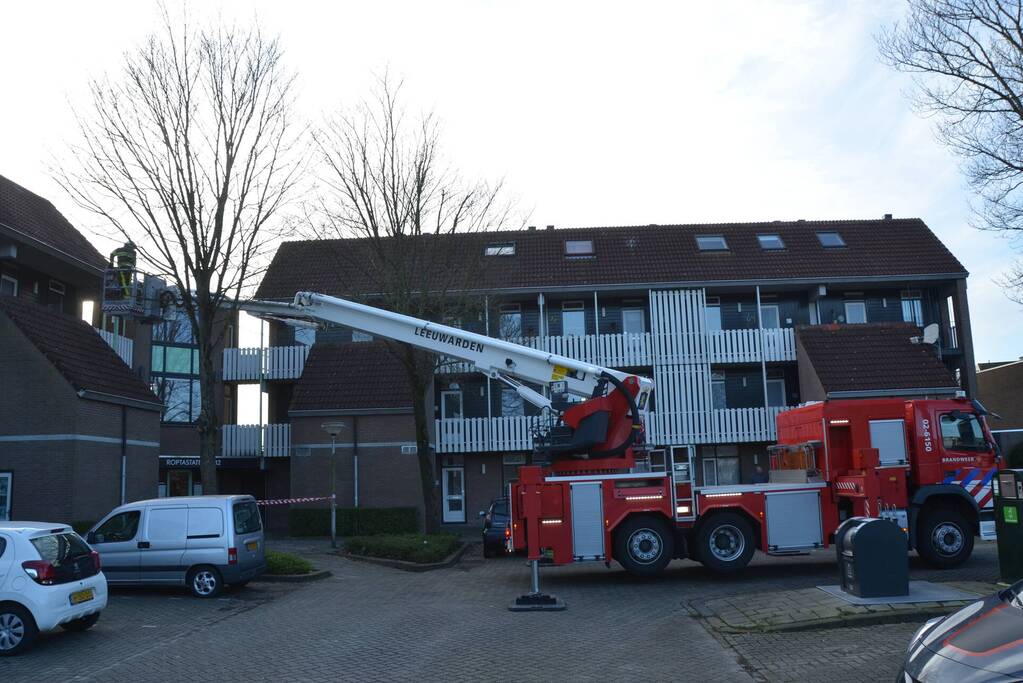 Brandweer verwijdert losse dakpannen