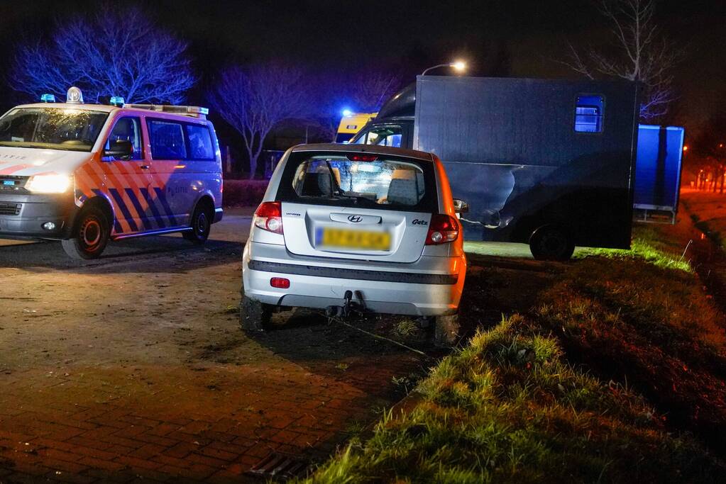 Auto raakt van de weg en botst op paardenvrachtwagen