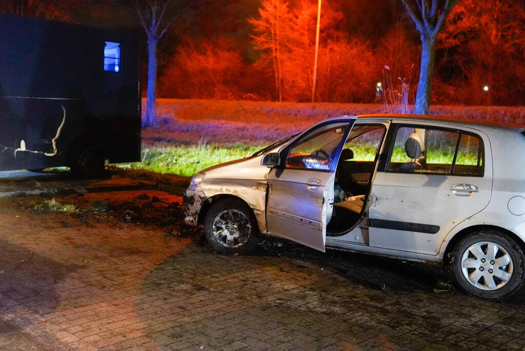 Auto raakt van de weg en botst op paardenvrachtwagen