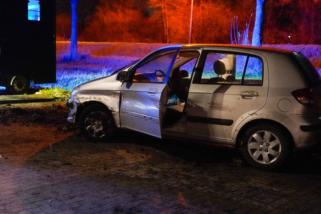 Auto raakt van de weg en botst op paardenvrachtwagen