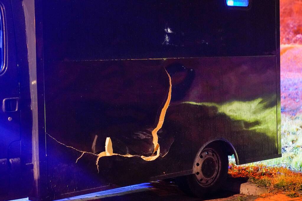 Auto raakt van de weg en botst op paardenvrachtwagen