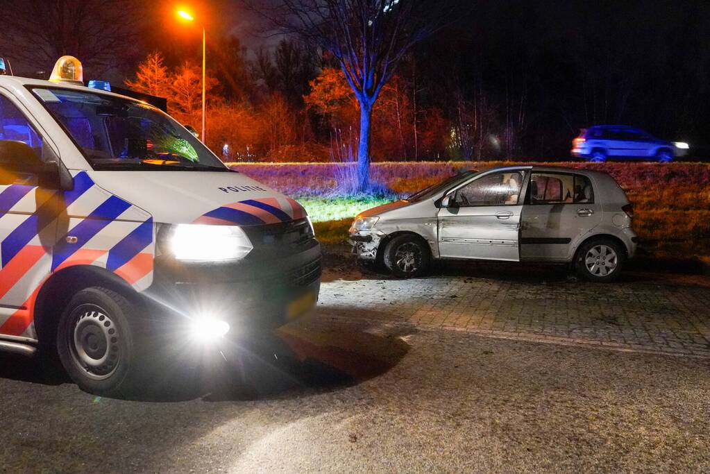 Auto raakt van de weg en botst op paardenvrachtwagen