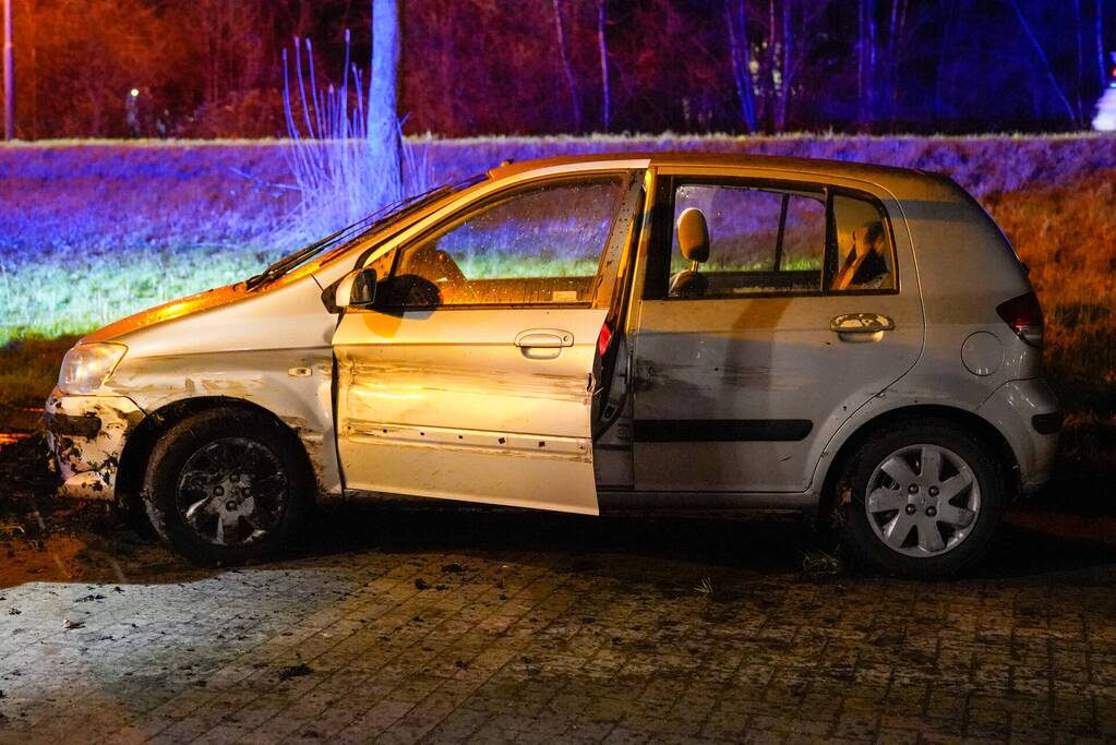 Auto raakt van de weg en botst op paardenvrachtwagen