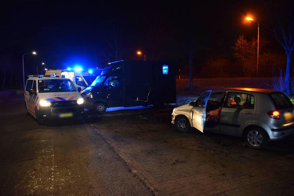 Auto raakt van de weg en botst op paardenvrachtwagen