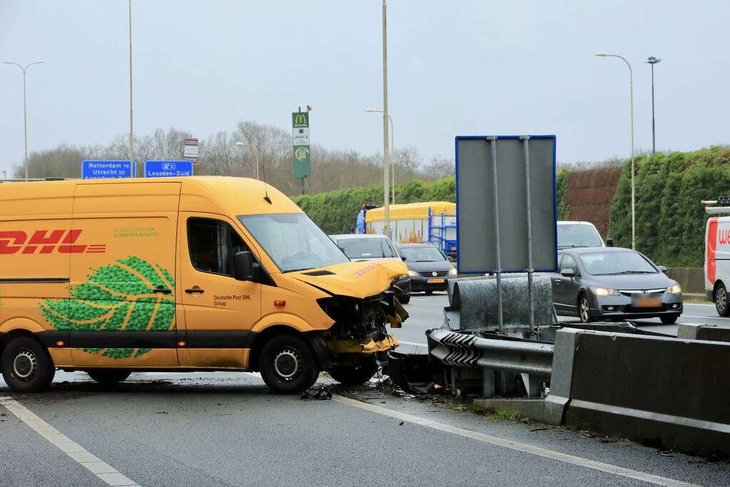 Bestelbus crasht tegen RIMOB