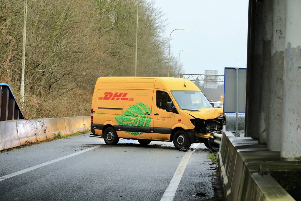 Bestelbus crasht tegen RIMOB