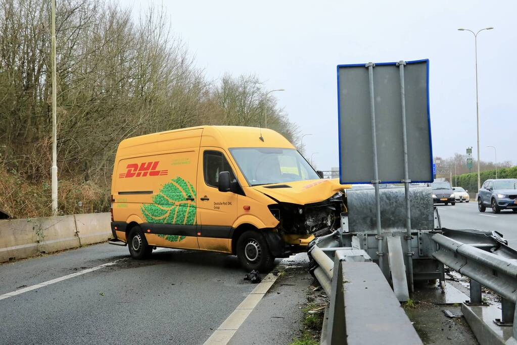 Bestelbus crasht tegen RIMOB