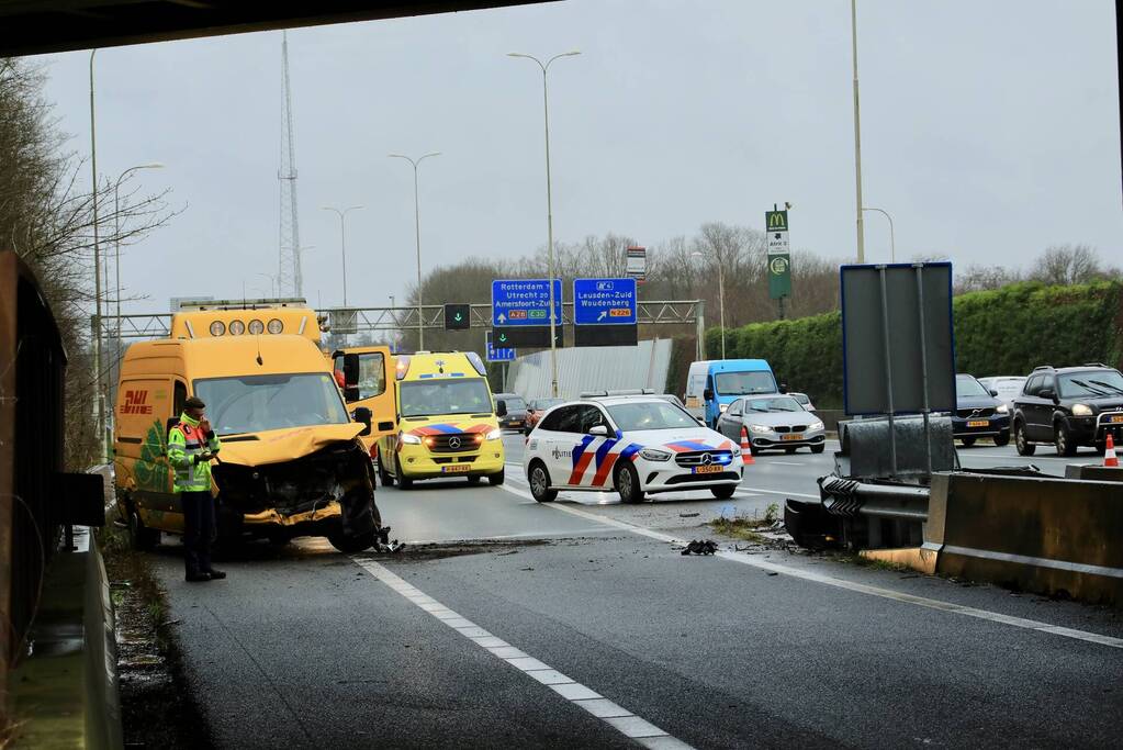 Bestelbus crasht tegen RIMOB