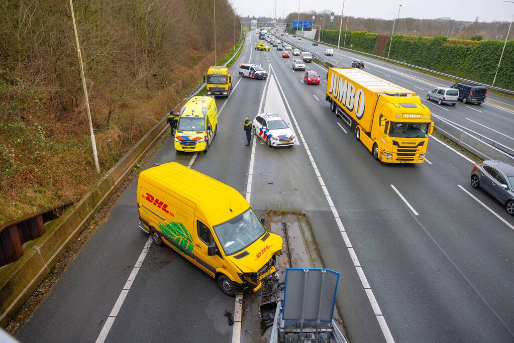 Bestelbus crasht tegen RIMOB