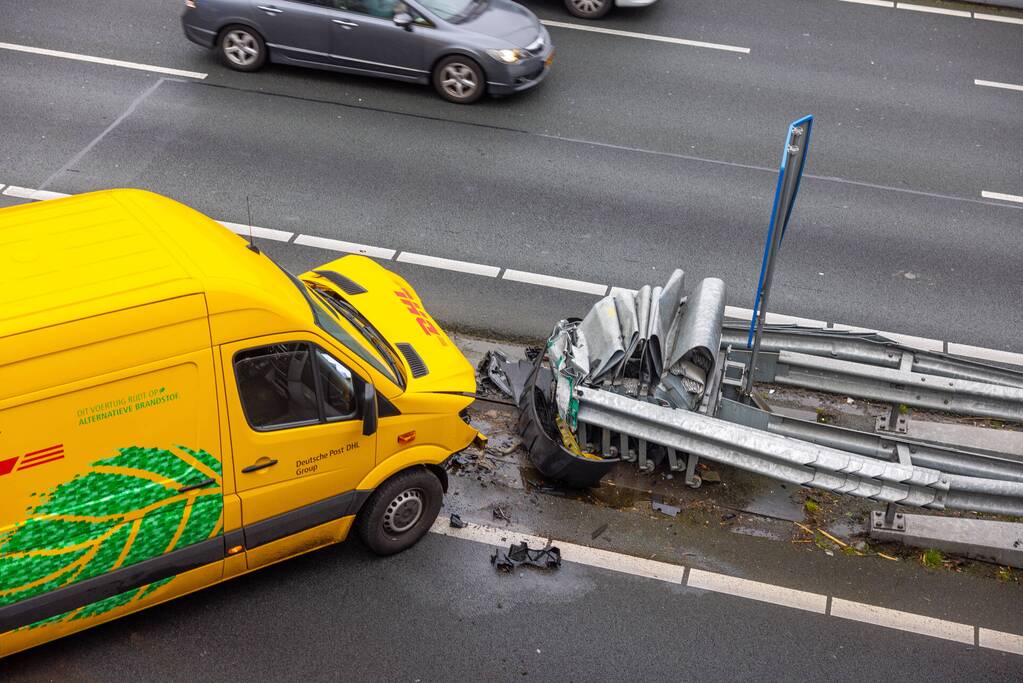 Bestelbus crasht tegen RIMOB