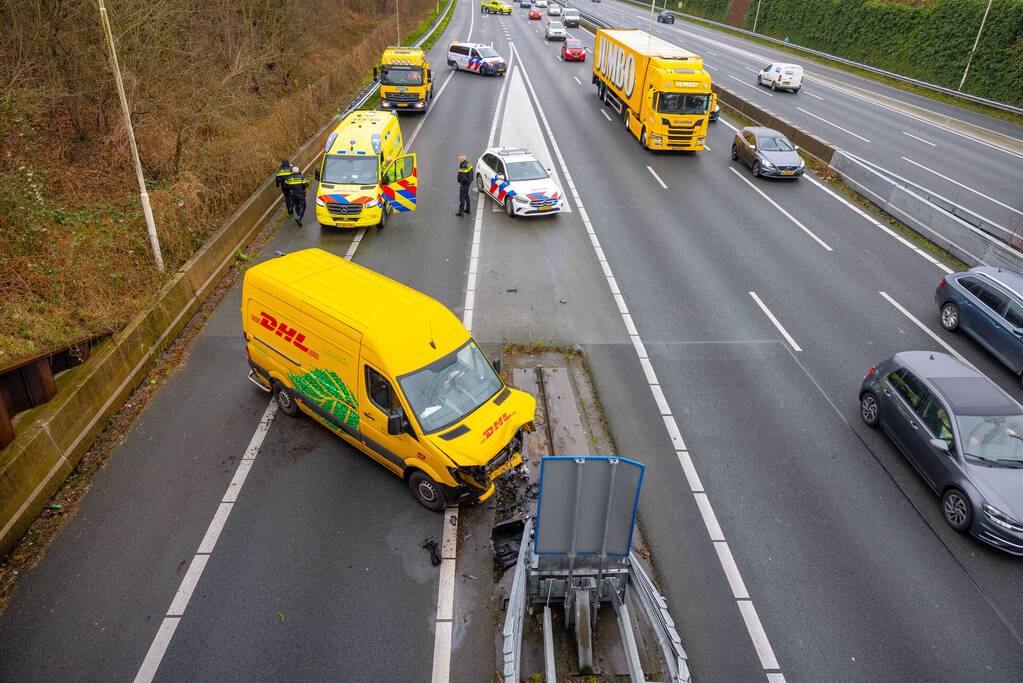 Bestelbus crasht tegen RIMOB