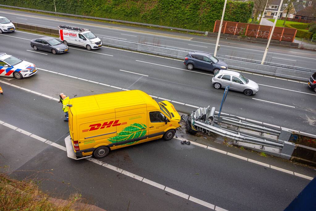 Bestelbus crasht tegen RIMOB