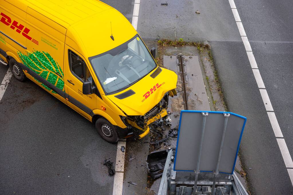 Bestelbus crasht tegen RIMOB