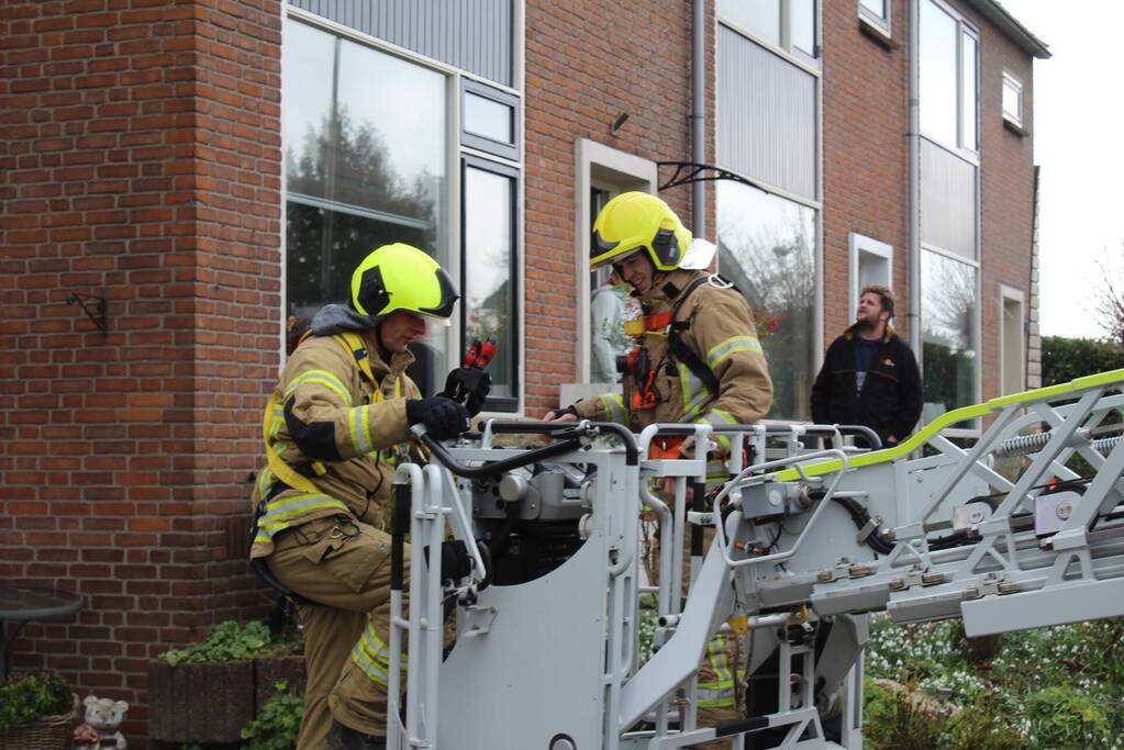 Brandweer stelt rolluik veilig