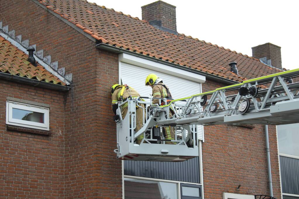 Brandweer stelt rolluik veilig