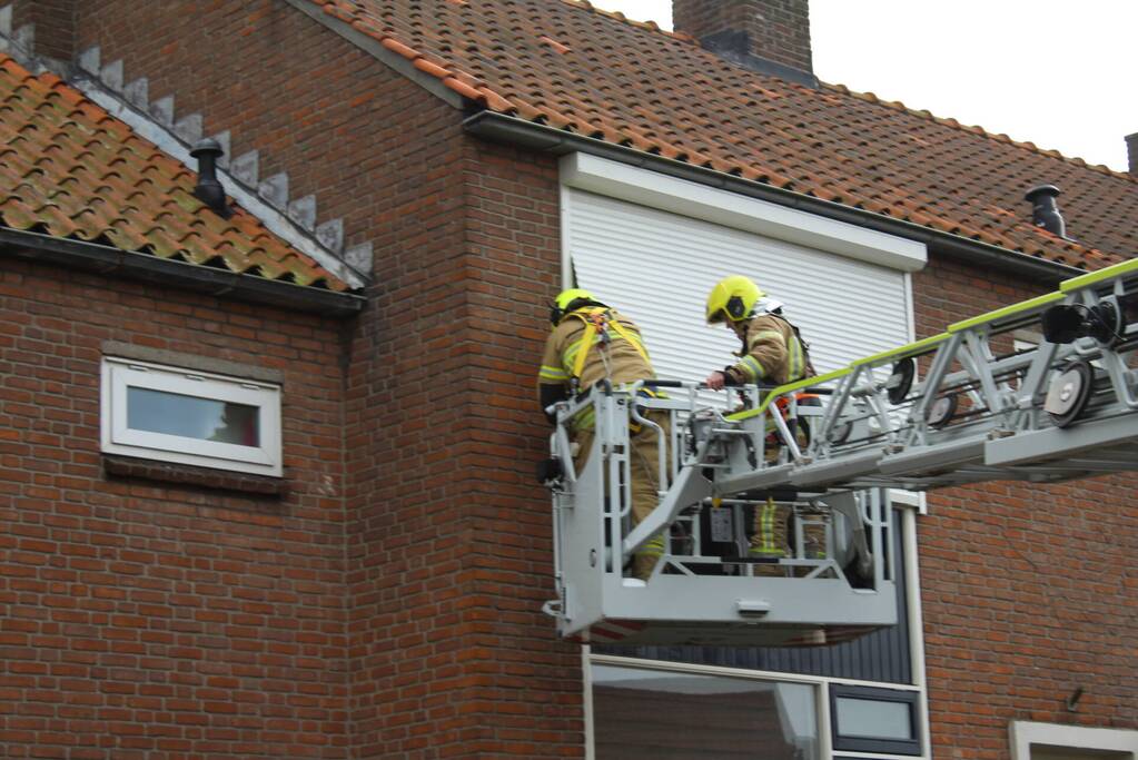 Brandweer stelt rolluik veilig