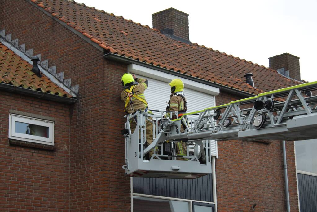 Brandweer stelt rolluik veilig