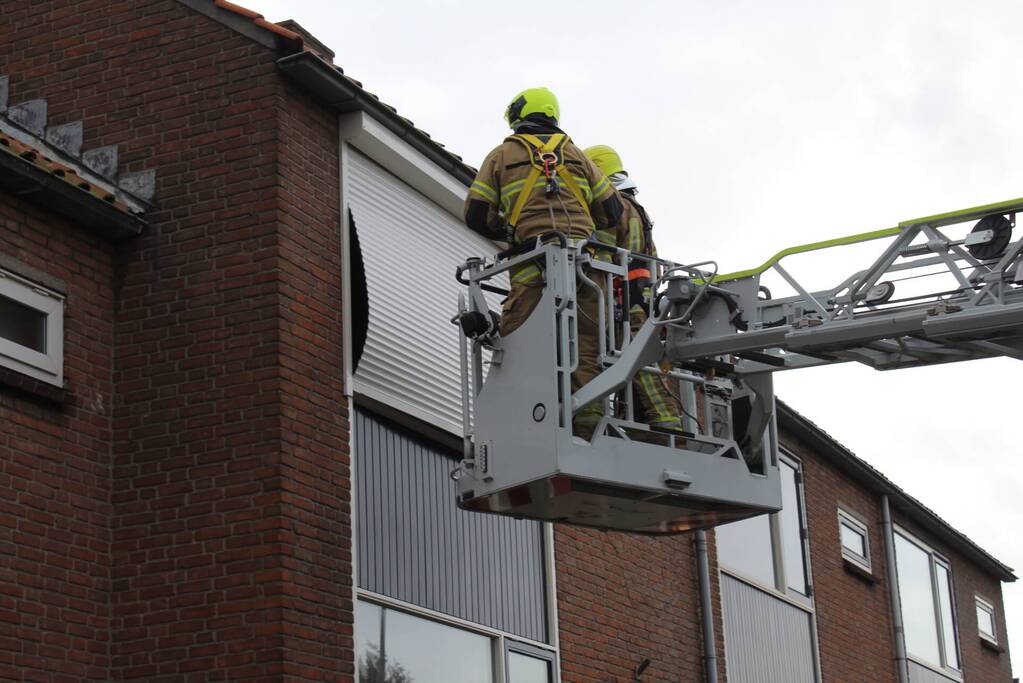 Brandweer stelt rolluik veilig