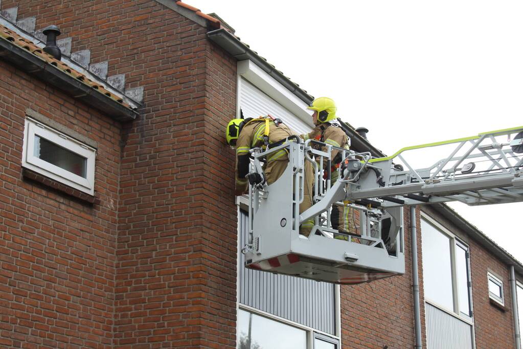 Brandweer stelt rolluik veilig