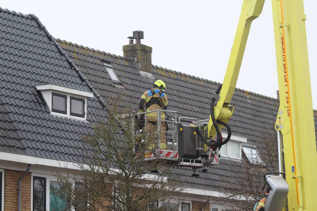 Brandweer zet loszittende dakpannen vast