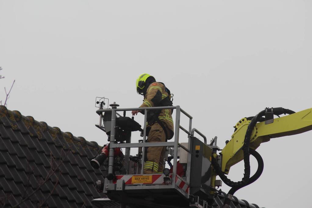 Brandweer zet loszittende dakpannen vast