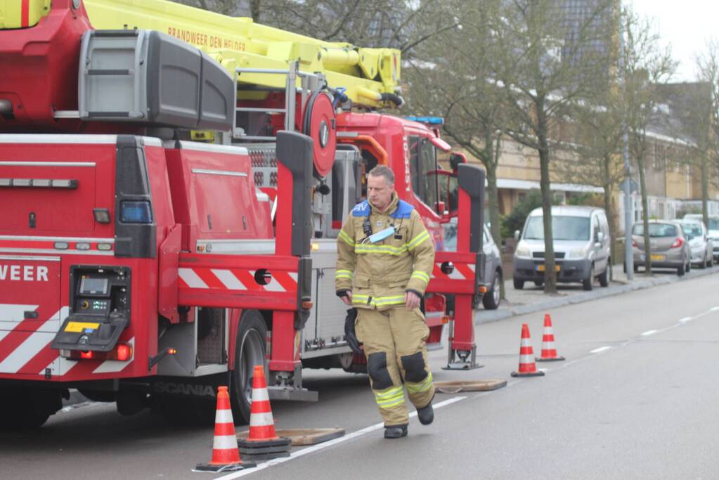 Brandweer zet loszittende dakpannen vast