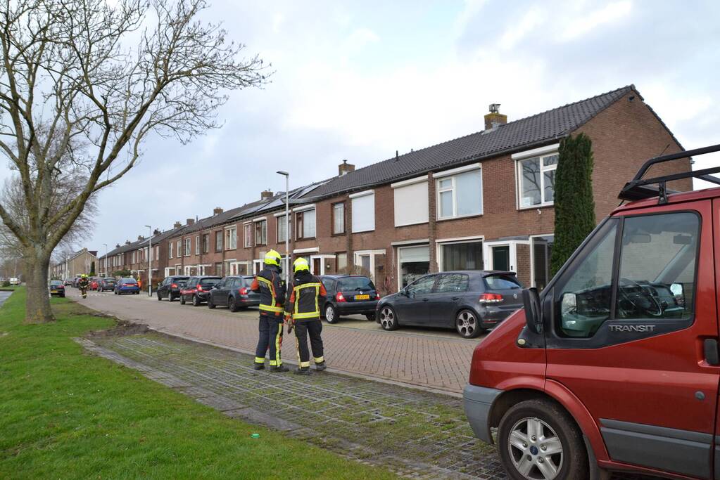 Dakgoot waait van woningen door storm Eunice