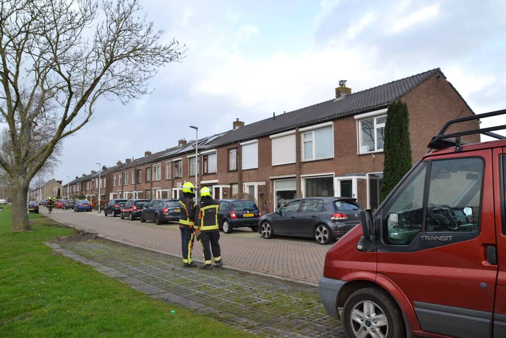 Dakgoot waait van woningen door storm Eunice