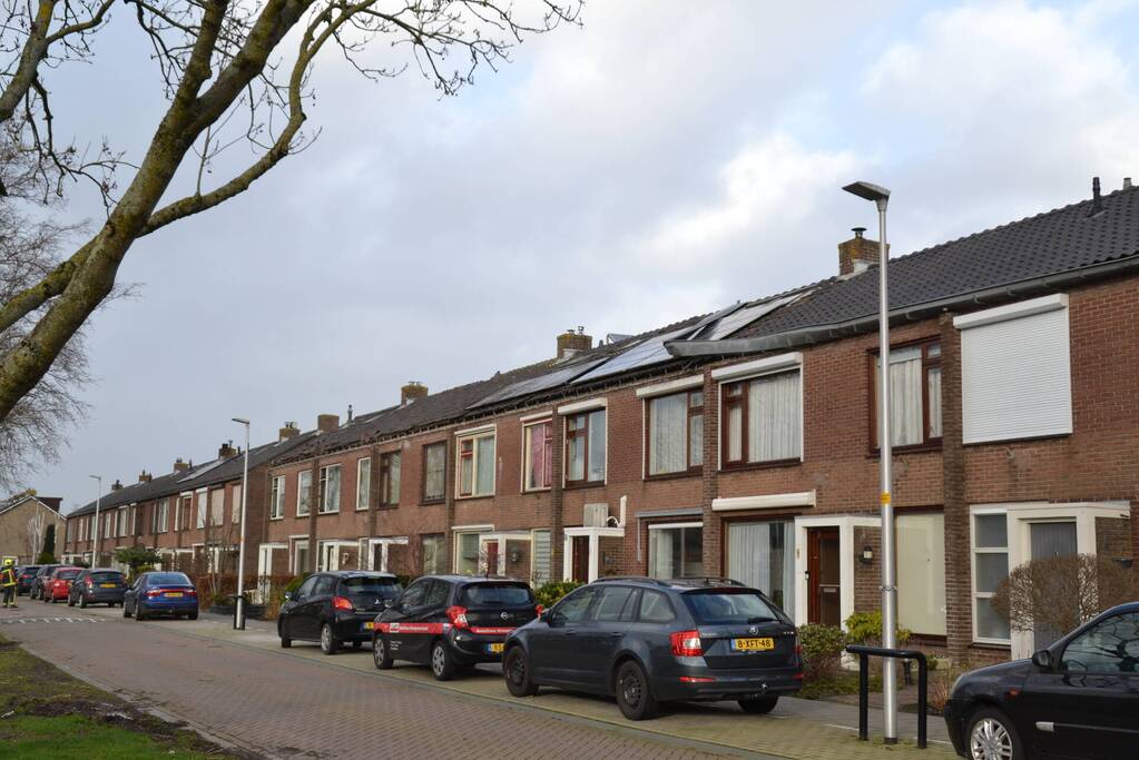 Dakgoot waait van woningen door storm Eunice