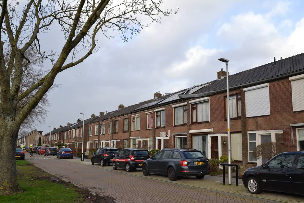 Dakgoot waait van woningen door storm Eunice