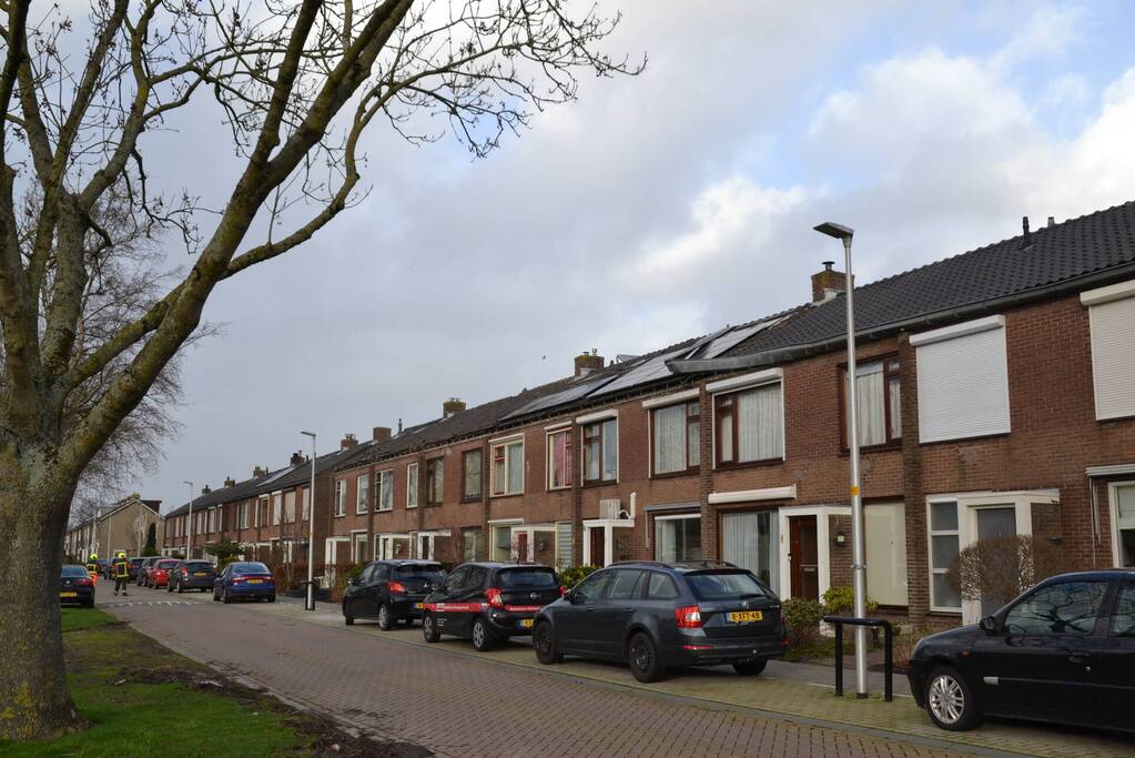 Dakgoot waait van woningen door storm Eunice