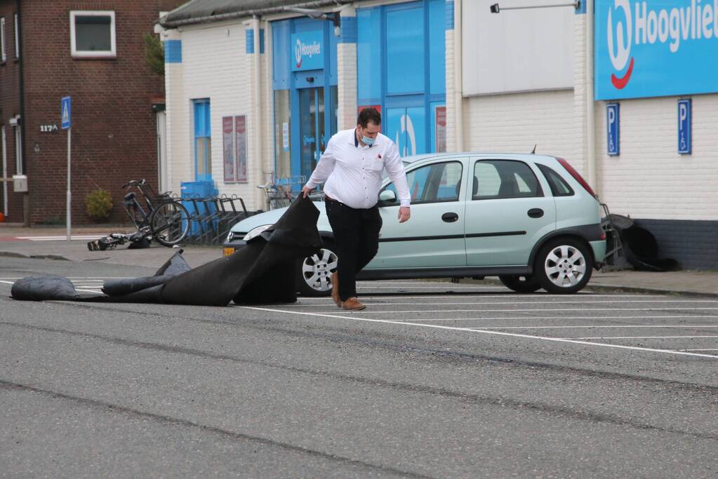 Dakbedekking waait van dak supermarkt