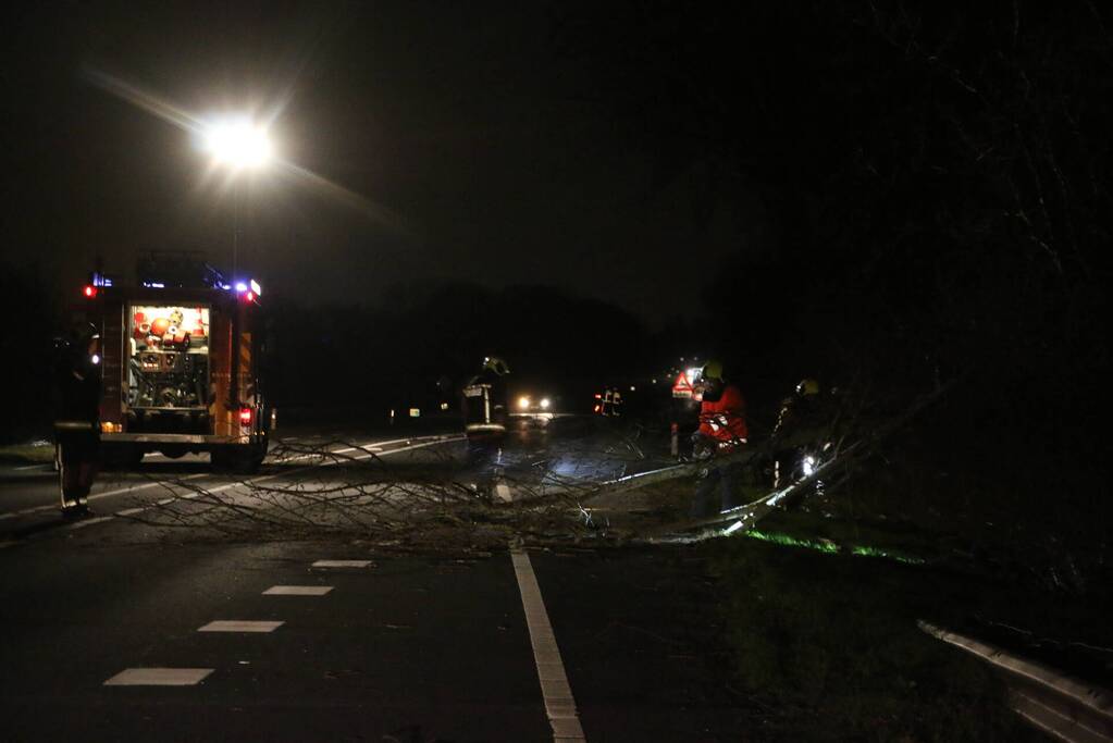 Provincialeweg tijdelijk afgesloten door stormschade