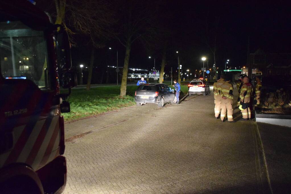 Brandweer zaagt boom omver